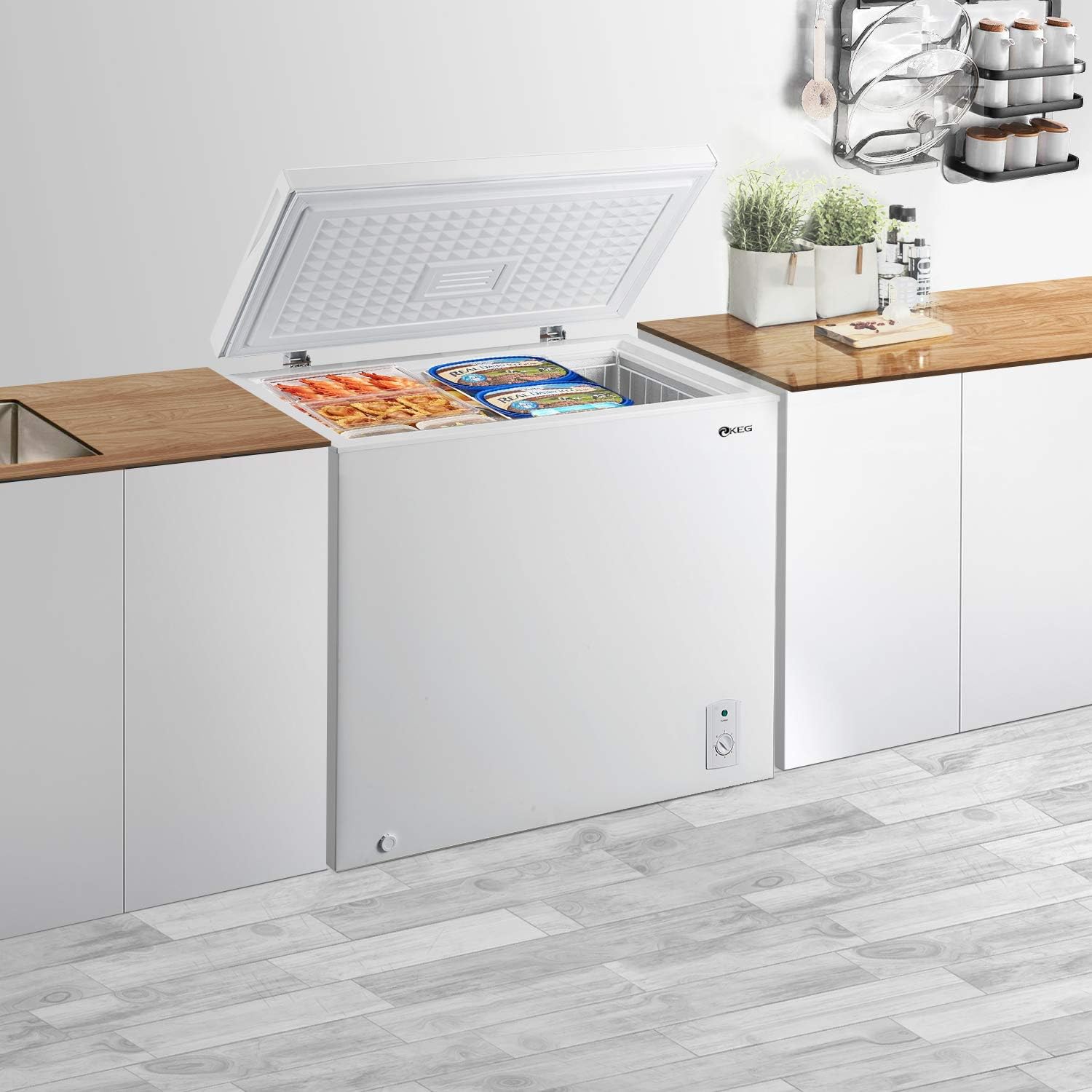 7.0 Cubic Feet Top Chest Freezer with Adjustable Thermostat and Removable Storage Basket N848